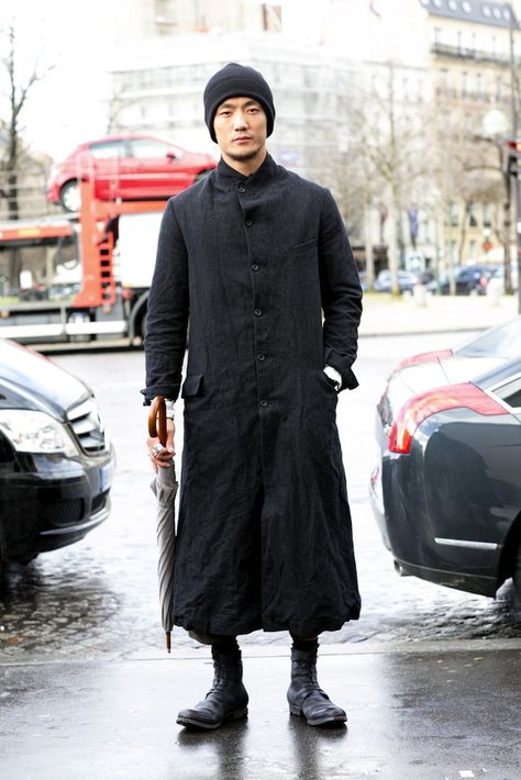 Japanese Alternative Fashion Men, Paul Harden, Men’s Japanese Street Fashion, Men Japanese Style, Gothic Japanese Fashion Male, Street Fashion Paris, Black Kimono Men, Men’s Long Black Coat Outfit, Paul Harnden