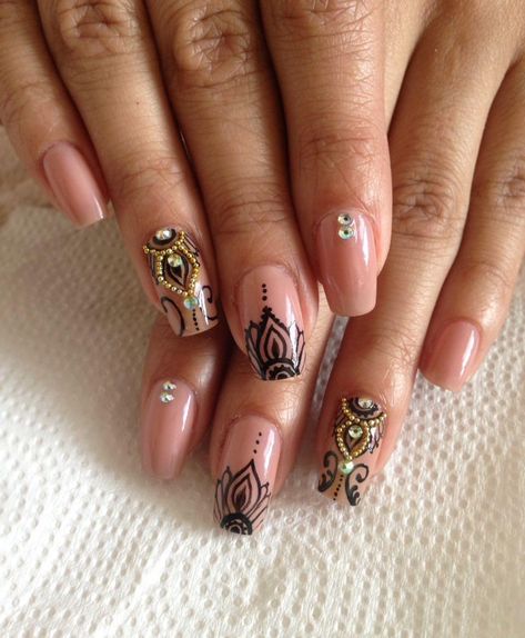 Diwali Nail Art Designs Simple, South Asian Nail Art, Diwali Nail Designs, Teej Festival Nails, Diwali Nail Art Ideas, Diwali Inspired Nails, Deepavali Nail Design, Diwali Nails Idea, Desi Nail Art