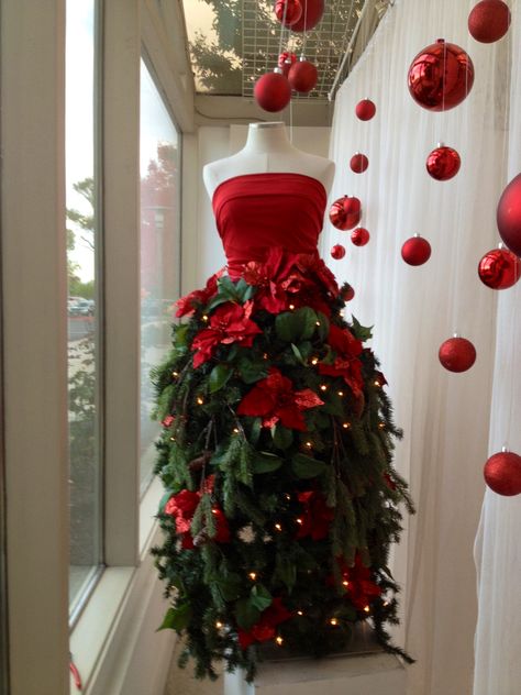 Manakin Christmas Tree, Maniquin Christmas Tree Ideas, Maniquin Dress Display, Decorated Christmas Trees Ideas, Christmas Trees Ideas, Dress Form Christmas Tree, Decor Ideas For Apartments, Mannequin Christmas Tree, Fashion Christmas Tree