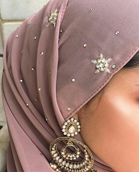 Eid Hijab Styles With Earrings, Hijab Assesories, Hijab With Earrings, Jersey Hijab Style, Aesthetic Modest Outfits, Hijab Earrings, Tikka Jewelry, Desi Fits, Black Hijab