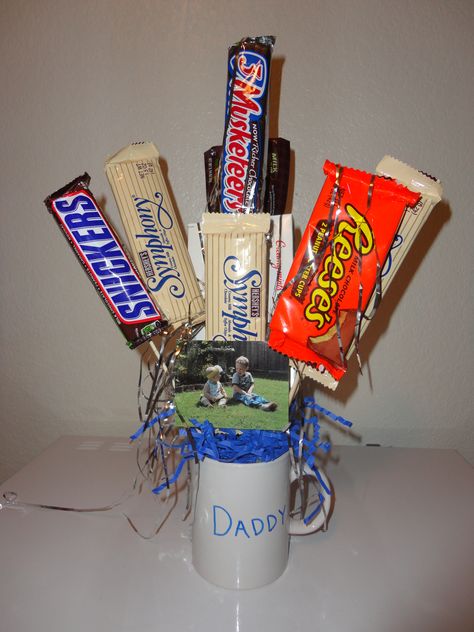 Father's Day Candy Bouquet. Mug from Dollar Tree with Sharpie writing. Floral foam in the mug. Candies hot glued to skewers, blue and silver "grass", and a picture of the kids. Movie Basket Gift, Fathers Day Gift Basket, Dollar Tree Gifts, Theatre Gifts, Diy Father's Day Gifts, Grilling Gifts, Candy Cards, Movie Gift, Father's Day Diy