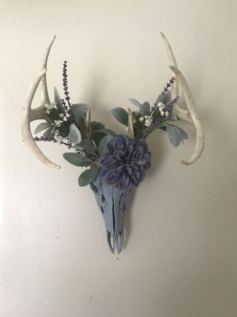 Deer Skulls Decorated, Decorated Deer Antlers, Antler Floral Arrangement, Decorated Animal Skulls, Dear Head Decor, Antler Diy Projects, Decorated Deer Skull, Deer Skull With Flowers, Deer Antlers With Flowers