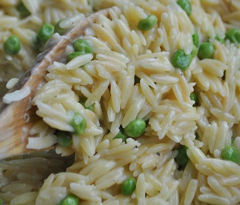 This lemon parmesan orzo is rich and creamy and has a fresh pop from sweet peas and lemon zest. Lemon Parmesan Orzo, Lemon Parmesan Pasta, Starchy Sides, Lean Recipes, Parmesan Orzo, Lemon Orzo, Cooking Pasta, Pasta Meals, Apple Recipe