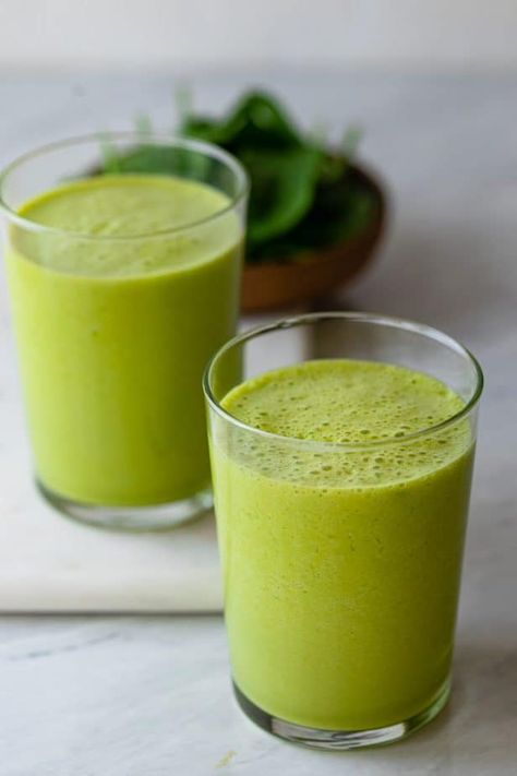 This Superfood Smoothie gets its name from being loaded with FIVE nutrient-rich superfoods that can have a positive affect on your health - easy to whip up! | Smoothie Ideas | Beverages | Kefir Recipes | Spinach Recipes | Nutrition Healthy Ramadan Recipes, Mujadara Recipe, Recipes Spinach, Oatmeal Breakfast Bars, Kefir Recipes, Smoothie Ideas, Daily Nutrition, Healthy Superfoods, Smoothie Packs