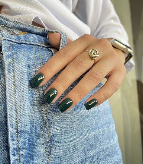 First Green Nails, Dark Green Nails Coffin Short, Dark Green Sns Nails, Forest Green Nails Square, Holiday 2023 Nails, Emerald Green Tips Nails, Smaragd Green Nails, Green Dark Nails, Short Square Nails Green