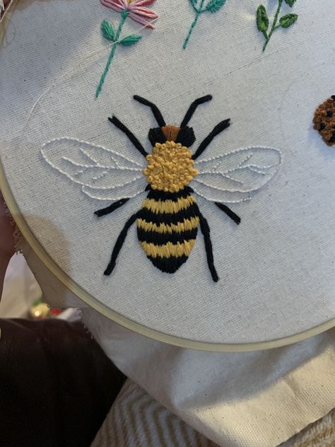 Honey Bee Embroidery Designs, Bee Hive Embroidery, Embroidery Bee Simple, Bee Embroidery Pattern Free, Embroider Bee, Embroidery Bee Pattern, Honey Bee Embroidery, Bee Embroidery Pattern, Bumble Bee Embroidery