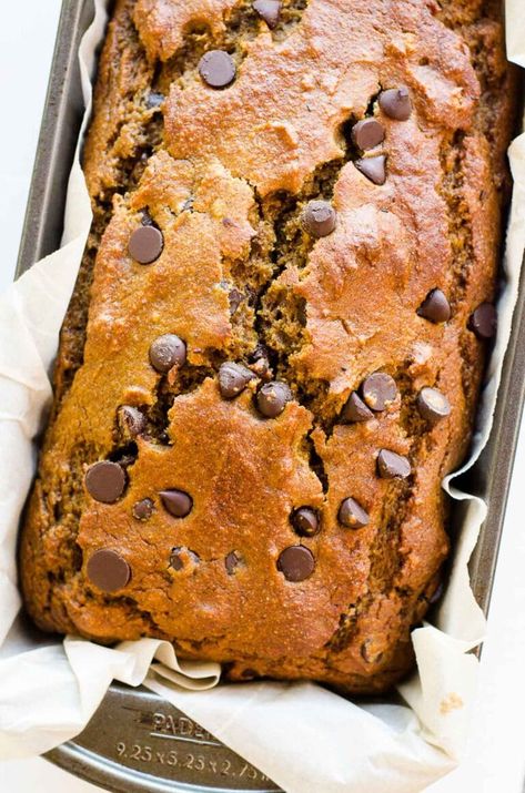 Healthy Pumpkin Chocolate Chip Bread recipe is moist, fluffy, packed with warm pumpkin pie spice flavors and studded with dark chocolate chips. A crowd pleasing treat made with no refined sugar, a full can of pumpkin and your choice of whole wheat, spelt or all purpose flour. Made in one bowl this homemade pumpkin quick bread with chocolate chips is a fall baking must do! Zucchini Bread Easy, Dinner Ideas Easy Healthy, Quick Easy Dinner Ideas, Chocolate Chip Bread Recipe, Rich Banana Bread, Whole Wheat Banana Bread, Best Zucchini Bread, Chocolate Chip Zucchini Bread, Healthy Pumpkin Bread