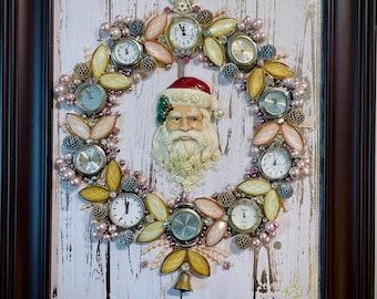 Christmas Button Art On Canvas, Jewelry Wall Art, What To Do With Old Jewelry, Old Watches Crafts Ideas, Broach Display Ideas, Things To Make With Old Jewelry, Sentimental Crafts, Old Jewelry Repurposed, Broach Ideas