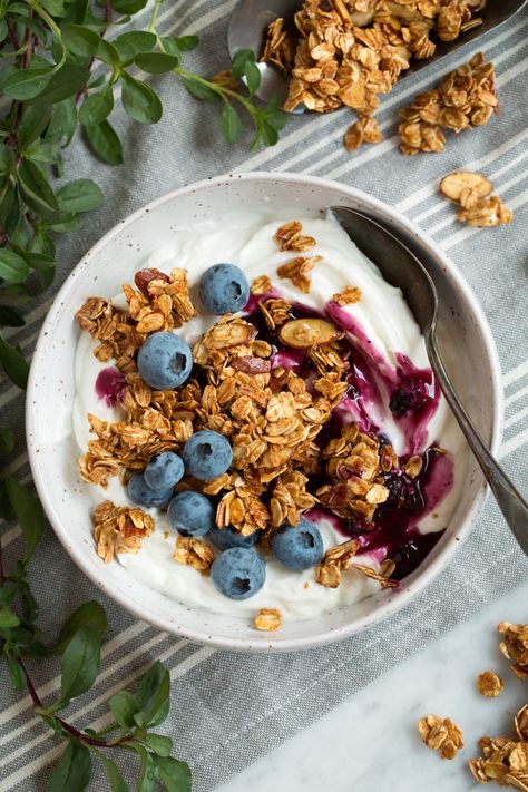 Granola And Yogurt Breakfast, Emeril Essence Recipe, Yogurt Bowl Recipe, Yogurt Granola, Granola Parfait, Easy Granola, Granola Recipe Homemade, Berry Recipes, Yogurt Breakfast