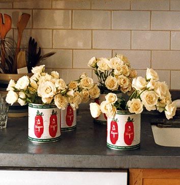 Flowers in tomato cans Tin Can Decorations, Italian Party, Canning Tomatoes, Tin Cans, Tomato Garden, Flower Center, Garden Theme, Center Pieces, Peacock Feathers