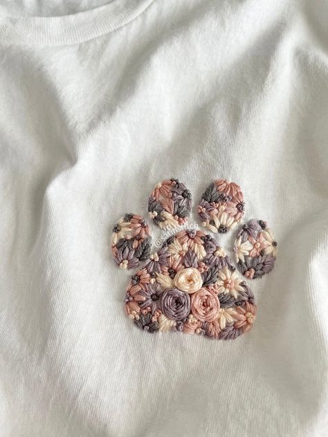 Paw Embroidery, Diy Embroidery Crafts, Dog Lover Tshirts, Puppy Paw, Embroidered Dog, Dog Mom Sweatshirt, Embroidery Download, Embroidery Tshirt, Embellished Bags