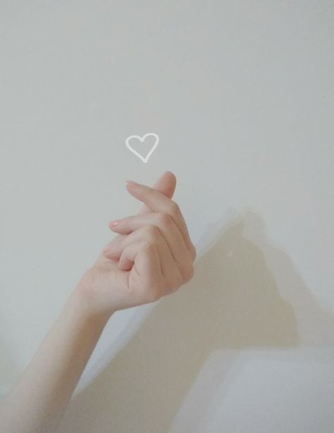 Kpop Heart Pose, Pose Hand, Heart Pose, Kpop Heart, Hand Poses, About Love, We Heart It, Lost