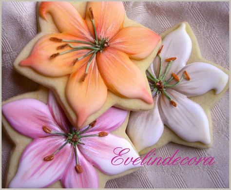 Lilium cookies | Evelindecora on Cookie Connection Cookies With Flowers, Flower Sugar Cookies, Cookies Decoradas, Paint Cookies, Cookie Connection, Spring Cookies, Summer Cookies, Pretty Cookies, Fancy Cookies