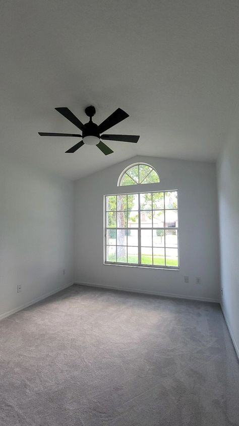 Aesthetic Bedroom With Carpet Floor, Big Window Bedroom Aesthetic, Empty Bedroom Layout, Window Bedroom Aesthetic, Carpet Bedroom Aesthetic, Empty Room Aesthetic, Big Window Bedroom, Empty Bedroom, Flat Aesthetic