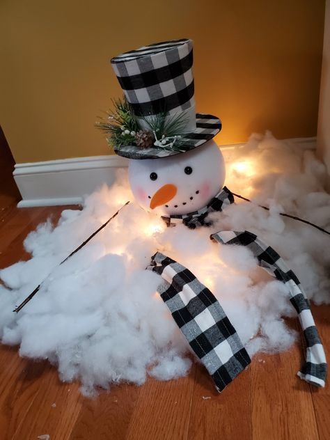 Snowman Themed Table Decor, Melting Snowman Centerpiece, Office Snowman Decorations, Diy Indoor Snowman, Snowman Office Decorations, Christmas Snowman Decor Ideas, Snowman Themed Christmas Decorations, Diy Snowman Decorations Snowmen Ideas, Snowman Display Ideas