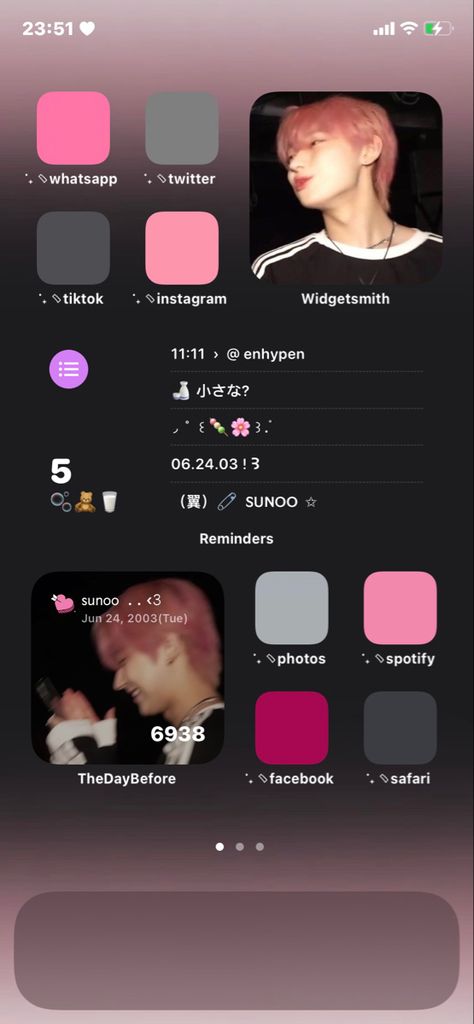 kim sunoo enhypen black and pink aesthetic ios14 homescreen Sunoo Homescreen Layout, Sunoo Wallpaper Homescreen, Sunoo Homescreen, Enhypen Black Wallpaper, Black And Pink Aesthetic, Kim Sunoo Enhypen, Ios14 Homescreen, Pink And Black Wallpaper, Pink Mobile