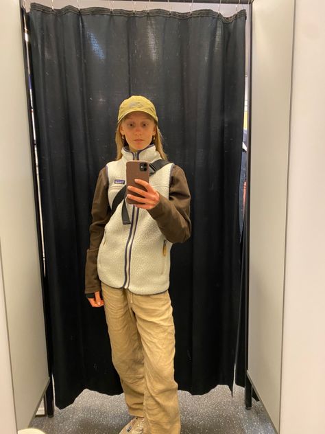 Mada Graviet, Patagonia Downdrift Parka, Bra Outfit, Khaki Pants, Photo Inspiration, Passion For Fashion, Fashion Inspo Outfits, Bomber Jacket, Bra