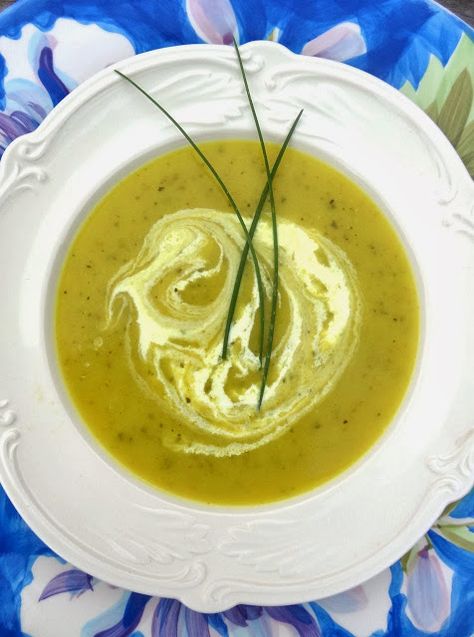 Scrumpdillyicious: Autumn Curried Apple & Zucchini Soup Apple Zucchini, Curry Soup Recipes, Apple Soup, Zucchini Soup, Curry Soup, Midweek Meals, Healthy Food Options, Smart Cooking, Delicious Soup