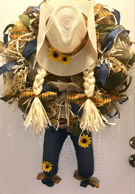 Southwest Wreath Ideas, Cowgirl Wreath Ideas, Cowboy Hat Wreath, Cowboy Wreath, Filofax Diy, Western Wreaths, Sunflower Burlap Wreaths, Cowboys Wreath, Diy Wreath Bow