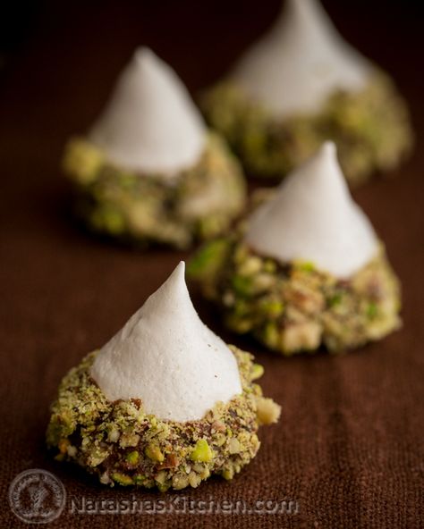 Meringue Acorns with Salted Pistachios and Chocolate |  Christmas cookies, holiday food and recipes Pistachio Meringue, Vanilla Meringue, Glace Fruit, Meringue Cookies, Melted Chocolate, Homemade Candies, Chocolate Truffles, Cookie Desserts, Pavlova