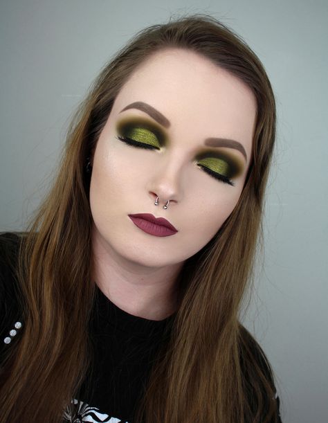 Which eye is which? Melt Cosmetics Gemini Palette Duped With Morphe #makeup #beauty Melt Cosmetics Gemini, Gemini Palette, Eyeshadow Green, Green Eye Makeup, Agent 47, Morphe Makeup, Bold Makeup Looks, Eyebrow Makeup Tips, Melt Cosmetics