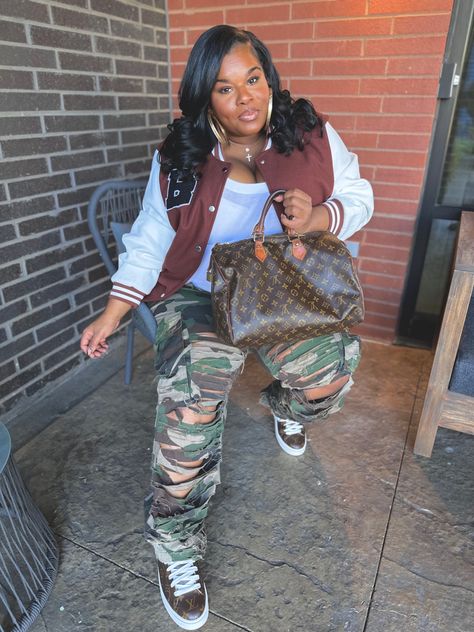 #plussizefashion #fashionista #varsityjacketoutfit #streetstyle Plus Size Puffer Vest Outfit, Vest Outfit Plus Size, Plus Size Puffer Vest, Camo Fits, Thift Store, Plus Size Puffer, Varsity Jacket Style, Swag Fits, Apple Shape Outfits