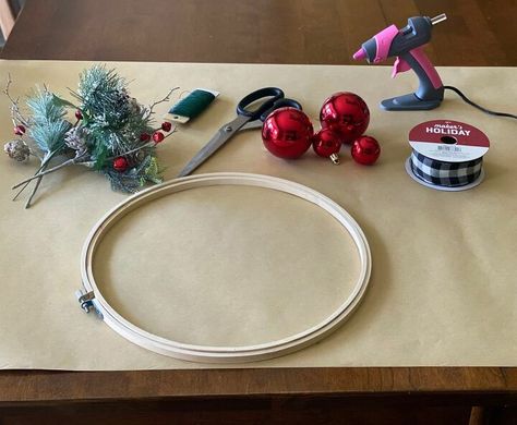 Hoop Christmas Wreath, Christmas Embroidery Hoop, Diy Cone, Rustic Jewelry Organizer, Embroidery Hoop Christmas, Embroidery Hoop Wreath, Diy Christmas Tags, Ribbon Christmas Tree, Wreath Alternative