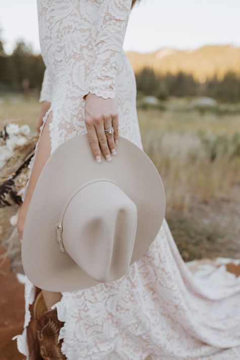 Western Bride With Veil, Cowboy Hat With Wedding Dress, Western Wedding Hats For Bride, Wedding Dress Cowboy Hat, Wedding Cowboy Hat Bride, Cowgirl Boots Wedding Dress, Western Product Photography, Wedding Cowgirl Hat, Western Bride Hat