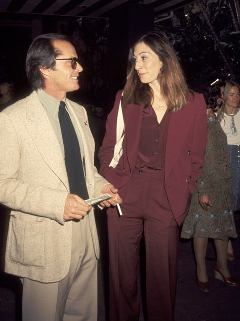 And Anjelica really nailed the monotone look. | Jack Nicholson and Anjelica Huston Were The Coolest Couple Of The '70s And '80s Fariha Roisin, Angelica Huston, Bianca Jagger, Anjelica Huston, Burgundy Suit, V Magazine, Jack Nicholson, Fun Couple, Two People