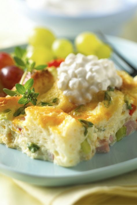 This simple, tasty Cheesy Egg Bake is sure to help you break out of your brunch routine. Daisy Brand, Daisy Cottage, Baked Eggs Recipe, Thanksgiving Breakfast, Cheesy Eggs, Egg Bake, Cottage Cheese Recipes, One Dish Dinners, Breakfast Toast