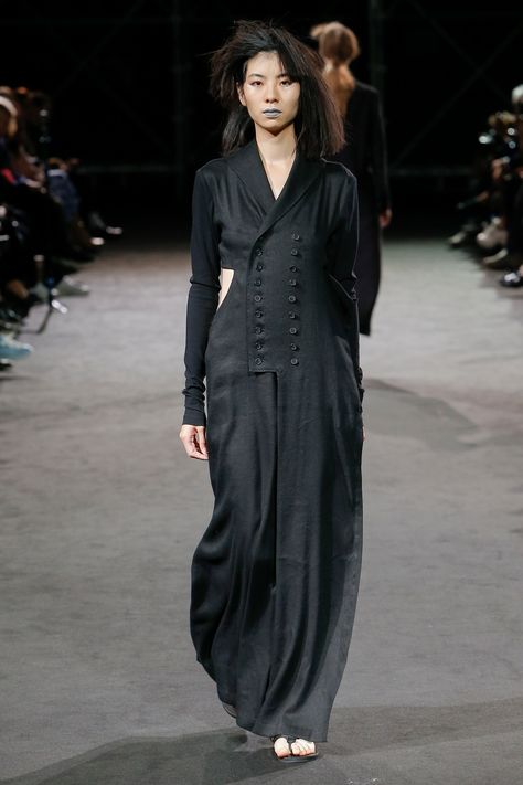 Yamamoto Fashion, Minimalista Sikk, Yoji Yamamoto, Japanese Fashion Designers, 가을 패션, Yohji Yamamoto, Japanese Women, Summer 2019, Autumn Fashion Women