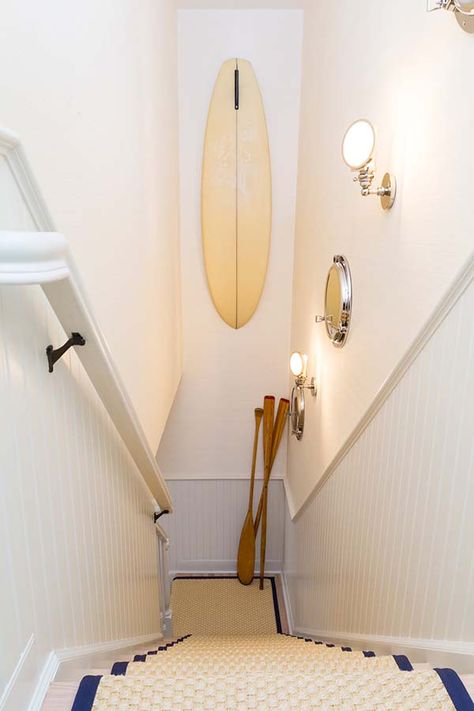 Cozy and playful beach cottage re-imagined in East Hampton Stairway Decor Ideas, Staircase Hallway, Cozy Beach Cottage, Vintage Surfboard, Deco Surf, Hallway Gallery, Sisal Runner, Stairway Decorating, Oak Stairs