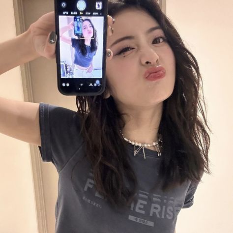 le sserafim yunjin icon Yunjin Icon, 사진 촬영 포즈, Mirror Selfie Poses, Blue Flames, Instagram Worthy, How To Pose, Cute Poses, Selfie Poses, Kpop Aesthetic