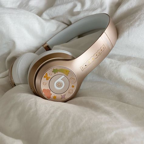 Rose Gold Headphones Aesthetic, Beats Headphones Stickers, Stickers On Beats Headphones, Decorate Beats Headphones, Cute Beats Headphones, Decorating Beats Headphones, Beats Headphones Decoration, Stickers On Headphones, Gold Beats Headphones