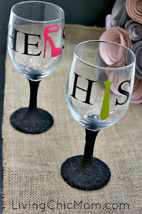 His And Hers Wine Glasses, Cricut Wine Glasses, Diy Silhouette, Diy Glasses, Glasses Ideas, Glitter Wine Glasses, Wine Glass Designs, Diy Wine Glasses, Decorated Wine Glasses