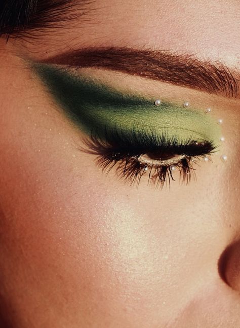 Makeup Verde, Green Shadow, Make Up Designs, Maquillage On Fleek, Green Makeup, Makijaż Smokey Eye, Green Eyeshadow, Makeup For Teens, Edgy Makeup