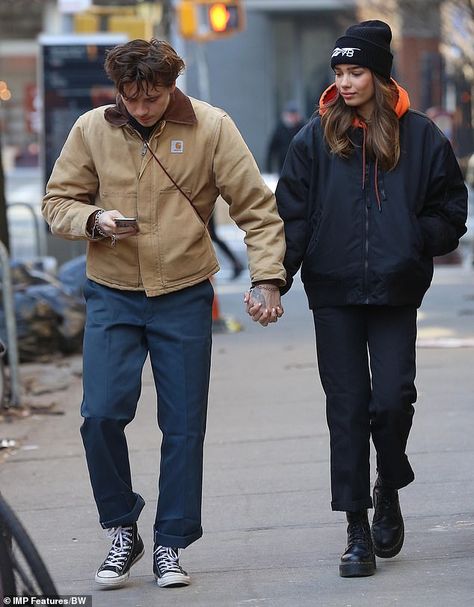 Grunge Girl Outfits, Hana Cross, Couple Fits, Brooklyn Beckham, Carhartt Jacket, Mens Fashion Streetwear, New Girlfriend, Herren Outfit, Stylish Mens Outfits