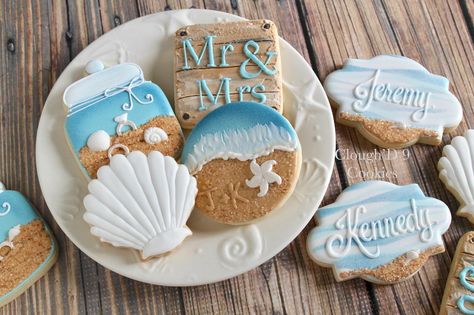 Beach cookies by Clough D9 Engagement Cookies Decorated, Extreme Cookies, Wedding Cookies Decorated, Wedding Shower Cookies, Fancy Wedding Cakes, Engagement Cookies, Tropical Honeymoon, Bridal Cookies, Cookies Wedding