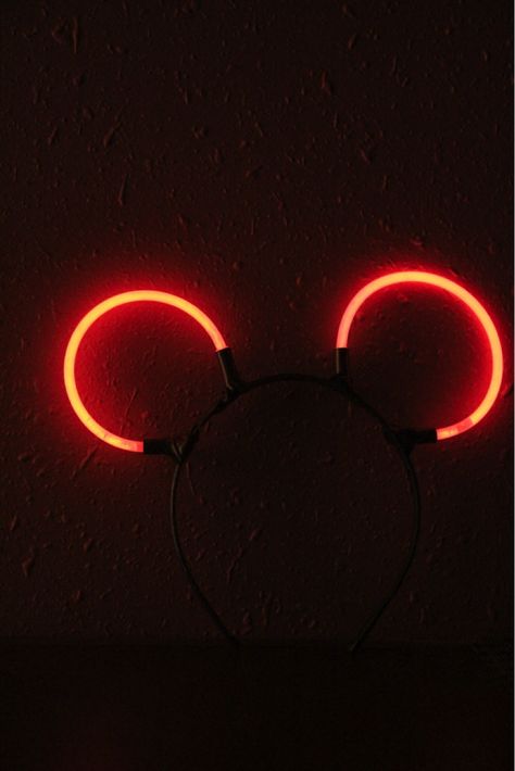 Mickey glow ears for 3 bucks?! I can get a little crafty for that! Learn how to make them with easy steps from @craftystaci: https://www.undercovertourist.com/blog/disney-craft-make-mickey-glow-ears/ Disney Savings Jar, Diy Glow In The Dark, Disney Savings, Disney Costumes Diy, Disney Craft, Disney Countdown, Diy Mickey Ears, Diy Glow, Diy Disney