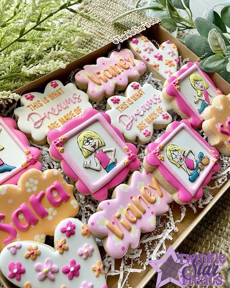 Lizzie Mcguire Cupcakes, Lizzie Mcguire Cookies, Lizzie Mcguire Birthday Party Decorations, Lizzie Mcguire Theme Party, Lizzie Mcguire Party Ideas, Lizzie Mcguire Bachelorette Party, Lizzie Mcguire Cake, Lizzie Mcguire Birthday Party, Lizzie Mcguire Party