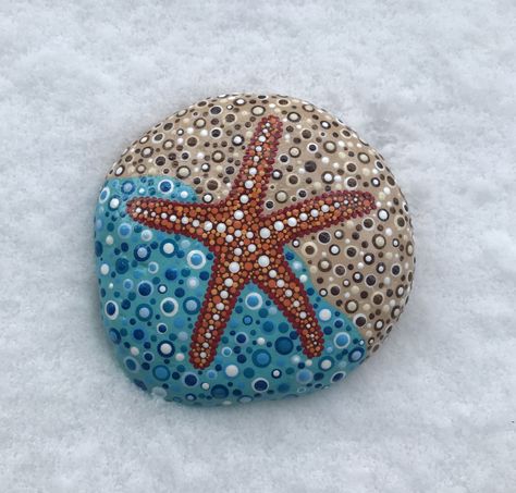 Mandela Rock Painting, Starfish Painting, Snowy Background, Diy Rock Art, Paint Rocks, Mandala Painted Rocks, Mandala Rock Art, Rock Painting Ideas, Stone Art Painting