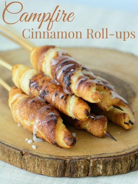 Wrap some crescent dough with some cinnamon sugar around a skewer to make a cinnamon roll-up. Campfire Desserts, Camping Breakfast, Fest Mad, Fire Food, Campfire Food, Crock Pot Recipes, Campfire Cooking, Easy Camping, Free Camping