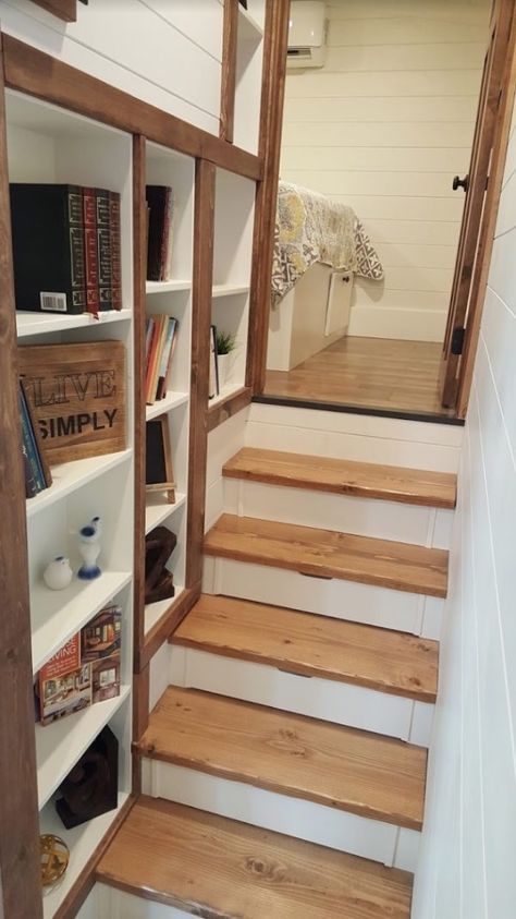 Stairs In Living Room, Small Tiny House, Tiny House Inspiration, Deco Studio, Dekorasi Kamar Tidur, Living Room Shelves, Tiny Spaces, Tiny House Interior, Tiny House Living