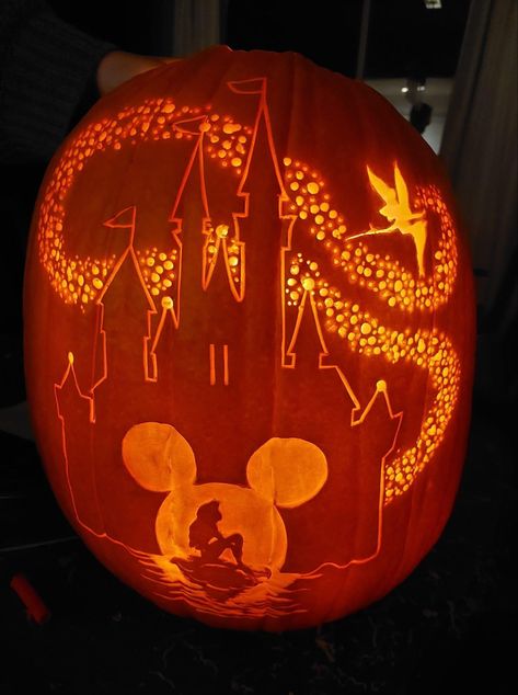 Pretty Carved Pumpkins Ideas, Pumpkin Carving Ideas Little Pumpkins, Pumkin Carving Disney Castle, Disney Halloween Pumpkins Carving, Cool Pumpkin Carving Ideas Disney, Cute Disney Pumpkin Carving Ideas, Pumpkin Carving Disney Princess, Pumpkin Carving Ideas Medium Difficulty, Pumpkin Carving Designs Disney