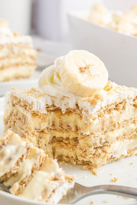 Make this simple, no-bake graham cracker icebox cake layered with creamy banana pudding and sweet ripe bananas. Banana Icebox Cake, Creamy Banana Pudding, Graham Cracker Dessert, Cracker Dessert, No Bake Banana Pudding, Biscuits Graham, Banana Dessert Recipes, Banana Dessert, Ripe Bananas