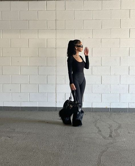 Afro Punk Outfits, Fur Boots Outfit, Mode Poses, Simple Fits, Cute Comfy Outfits, Streetwear Fashion Women, All Black Outfit, Fur Boots