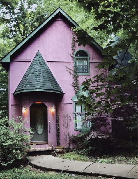 Home Sweet Hell, Lavender House, Witchy House, Pretty Houses, Cute Little Houses, Dorm Storage, Cottage In The Woods, Purple Home, Pink House