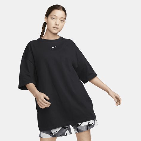 Roomy and relaxed, this soft tee is perfect for when you want to rock an oversized look but still be comfy. Heavyweight cotton fabric and a simple Swoosh logo make it an easy pick to pair with your favorite leggings or shorts. Nmd Adidas, Outfit Oversize, Cute Nike Outfits, Nike Tech Fleece, Swoosh Logo, Vetements T Shirt, Nike Tech, Nike Tshirt, Nike Store