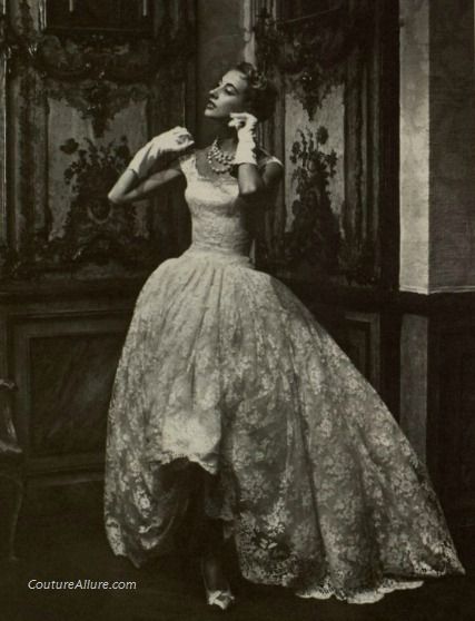 Givenchy, 1954. Guilded Glamour, Givenchy Fashion, Givenchy Couture, Glamour Vintage, Fifties Fashion, Fashion 1950s, Iconic Dresses, French Fashion Designers, Retro Mode