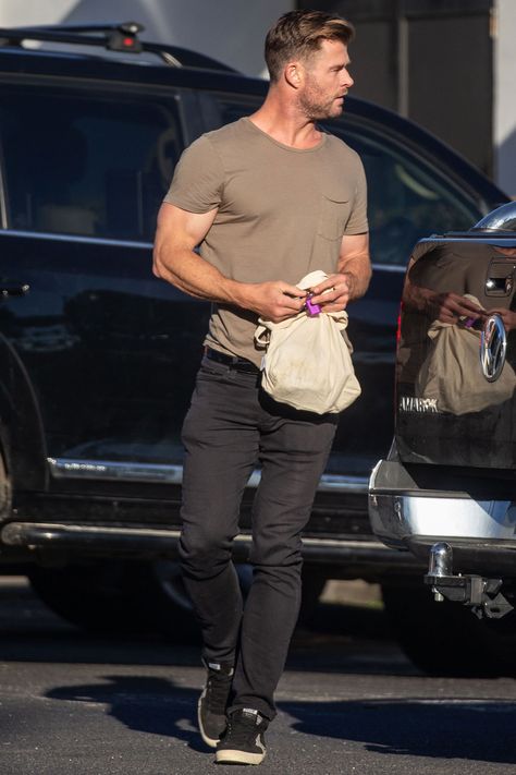 Matt Damon Enjoys a Beach Day in Malibu, Plus Alessandra Ambrosio, Chris Hemsworth and More Chris Hemsworth Street Style, Attractive Male Actors, Chris Hemsworth Thor, Christie Brinkley, Jude Law, Style 2023, Matt Damon, Liam Hemsworth, Stil Inspiration